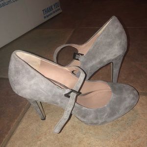 VINCE CAMUTO SUEDE PUMPS